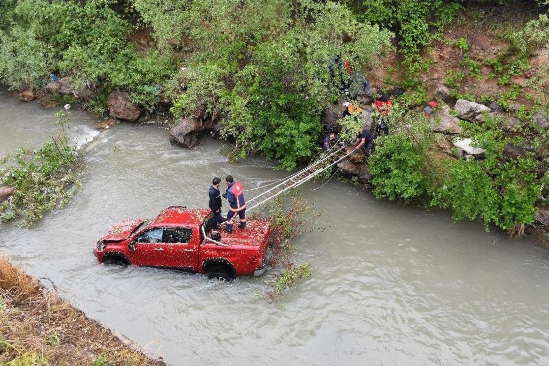 G&uuml;m&uuml;şhane&rsquo;de Kamyonet Harşit &Ccedil;ayına U&ccedil;tu: 2 Yaralı