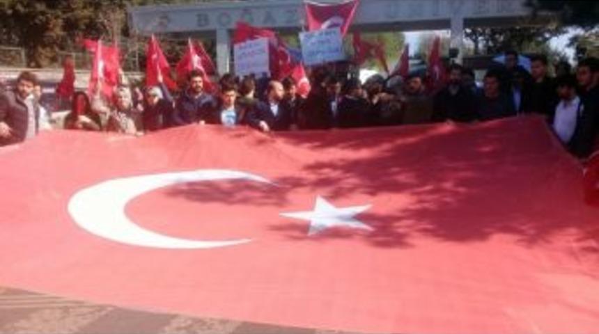 Şehitler İ&ccedil;in Lokum Dağıtmak İsterken Saldırıya Uğrayan &Uuml;niversite &Ouml;ğrencilerinden Kınama