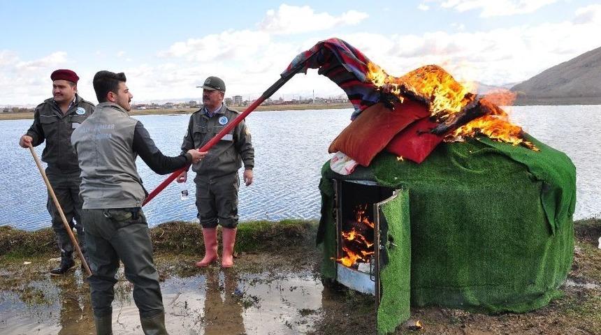Ka&ccedil;ak Av İ&ccedil;in Dayalı D&ouml;şeli Avcı Kul&uuml;besi Yapmışlar