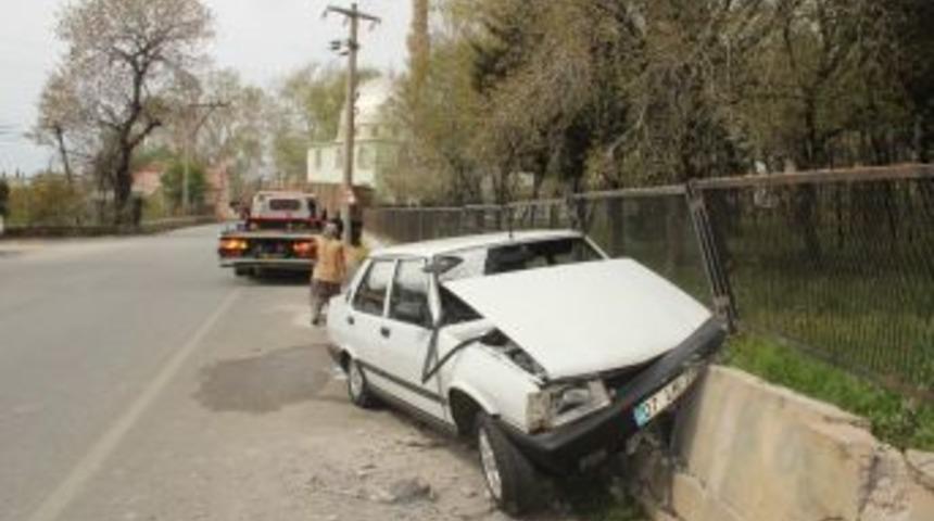Otomobil Mezarlık Duvarına &Ccedil;arptı: 1 Yaralı