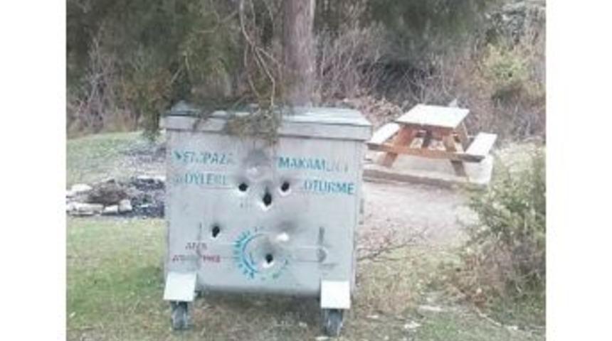 Şehir Magandaların Bu Seferki Hedefi &Ccedil;&ouml;p Konteynırı Oldu