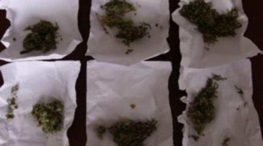 Ş&uuml;pheli 2 Şahıs &Uuml;zerinden Uyuşturucu &Ccedil;ıktı