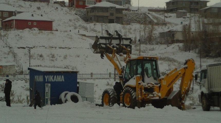 &Ouml;zalp İl&ccedil;esinde Kar Yağışı