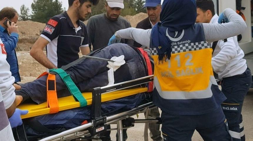 Kal&ccedil;asına Yarım Metrelik Demir Saplandı