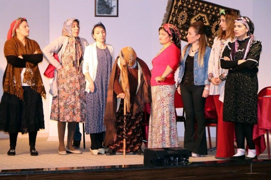 &Ouml;ğretmenler &lsquo;&ouml;ğretmenler G&uuml;n&uuml;&rsquo;ne &Ouml;zel Tiyatro Oyunu Sergiledi