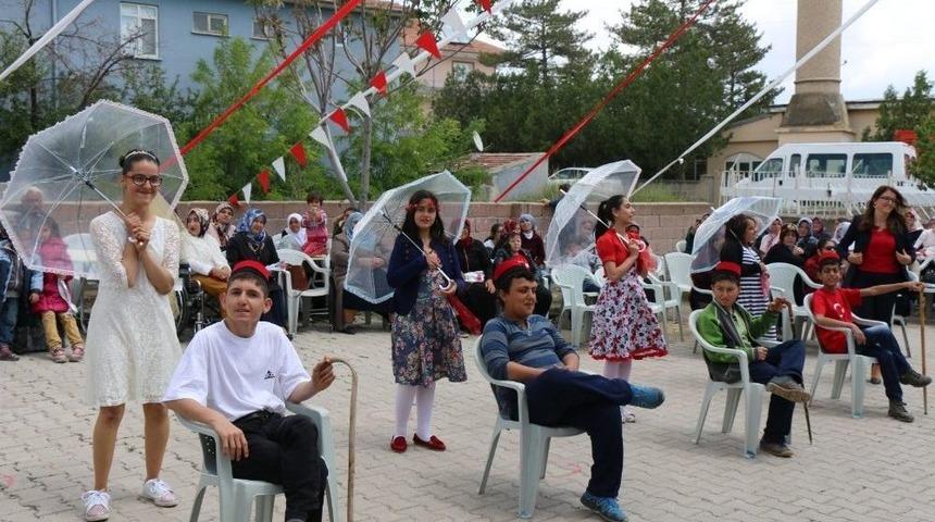 Boğazlıyan&rsquo;da &Ouml;zel &Ouml;ğrenciler Anneleri İ&ccedil;in H&uuml;nerlerini Sergiledi