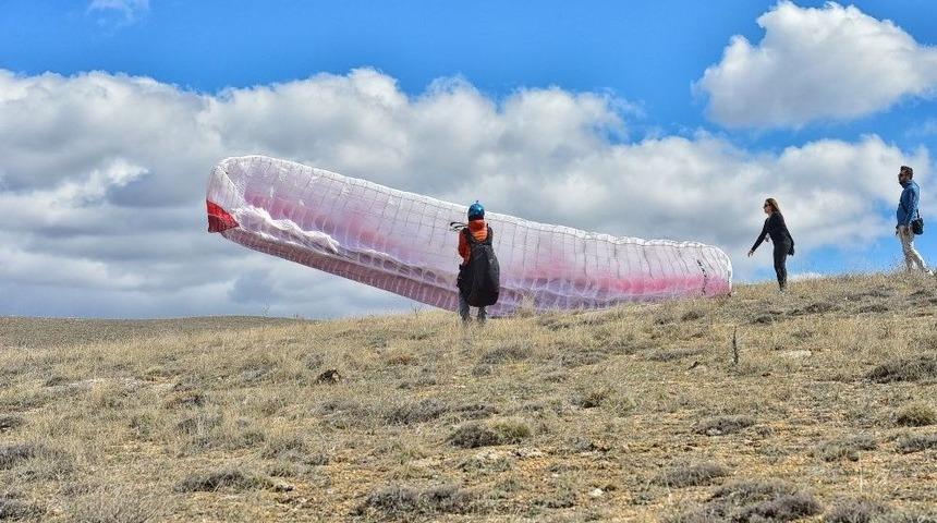 Darende’de Yamaç Paraşütü Keyfi