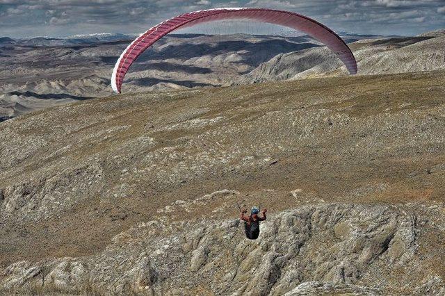 Darende’de Yamaç Paraşütü Keyfi