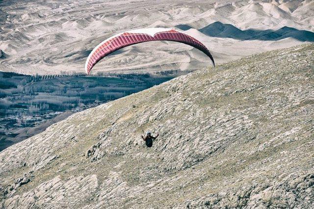 Darende’de Yamaç Paraşütü Keyfi