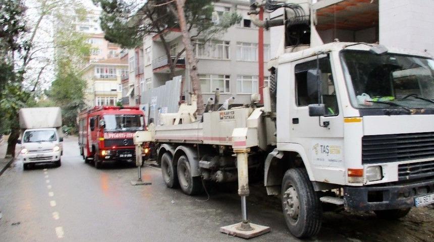 Kadık&ouml;y&rsquo;de Bir İş&ccedil;inin &Uuml;zerine Beton Blok Devrildi