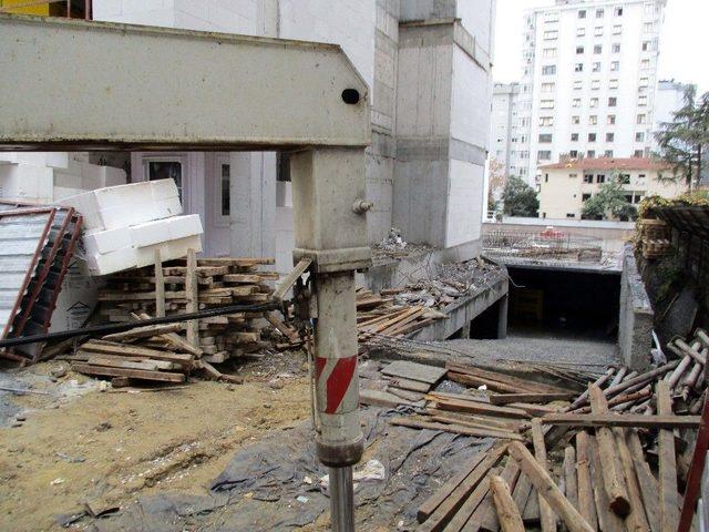 Kadıköy’de Bir İşçinin Üzerine Beton Blok Devrildi