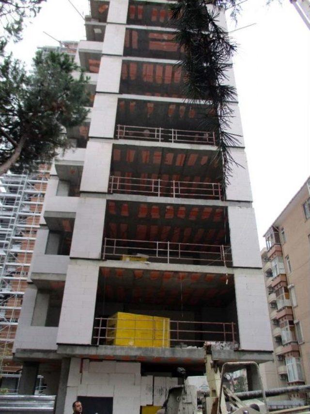 Kadıköy’de Bir İşçinin Üzerine Beton Blok Devrildi