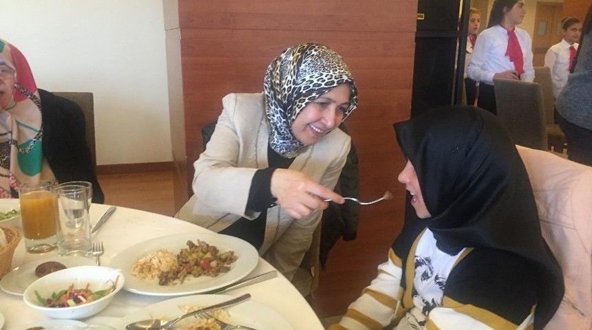 Nilg&uuml;n Azizoğlu Anneler G&uuml;n&uuml;nde Şehit Anneleri İle Yemekte Buluştu