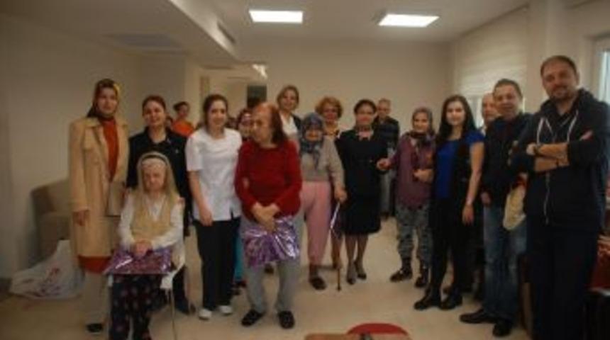 &Ouml;zel &Uuml;mit Hastanesi, Alzheimer Merkezindeki Anneleri Unutmadı