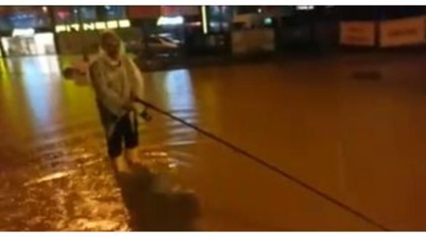 Yol G&ouml;le D&ouml;n&uuml;nce Oltasını Alıp Dışarı &Ccedil;ıktı