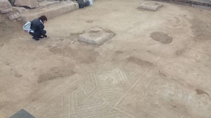 Restorat&ouml;rler Mozaiği İnceledi