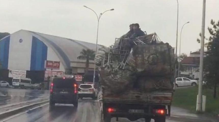 Kamyonet Kasasında Tehlikeli Yolculuk