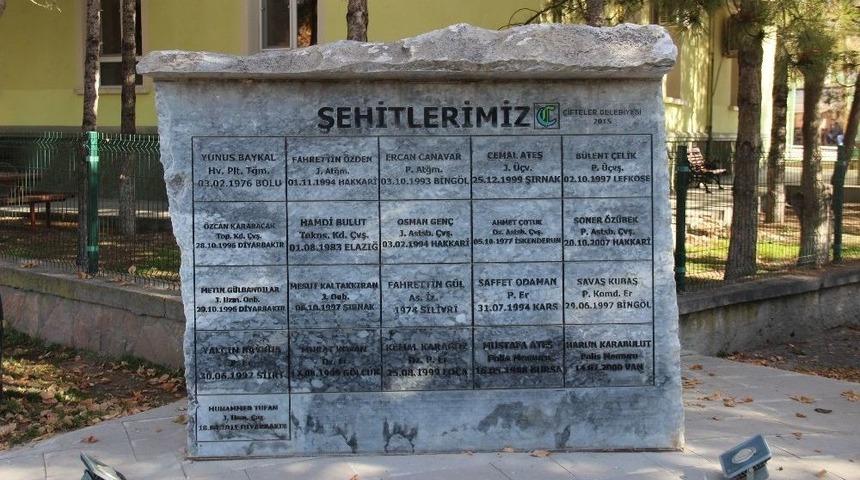 Cami G&ouml;lgesinde Şehitlik Anıtı