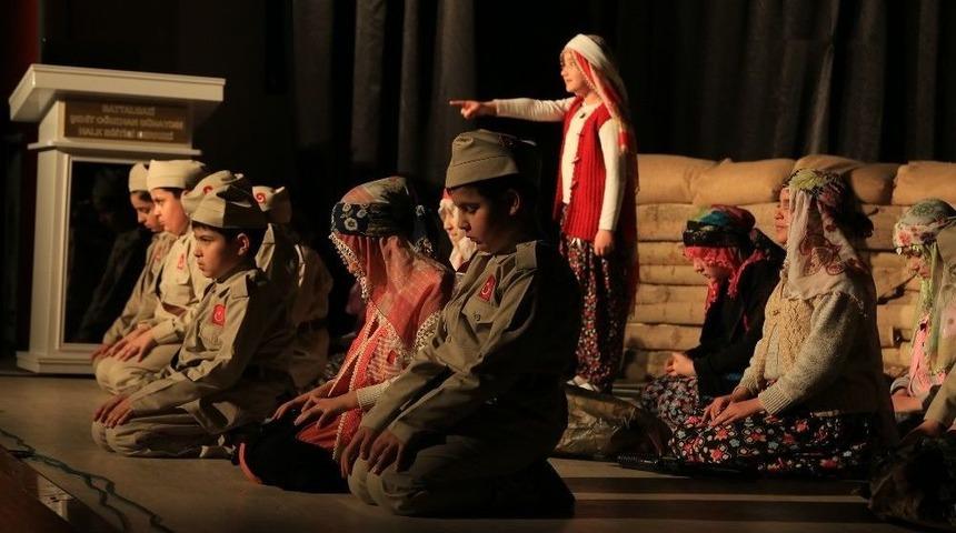 &Ccedil;anakkale Konulu Tiyatro Oyunu Yoğun İlgi G&ouml;rd&uuml;