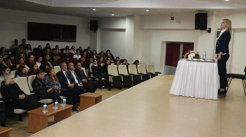 Yazar M&uuml;beccel &Ouml;zt&uuml;rk &lsquo;gen&ccedil; Kalemlerle&rsquo; Buluştu