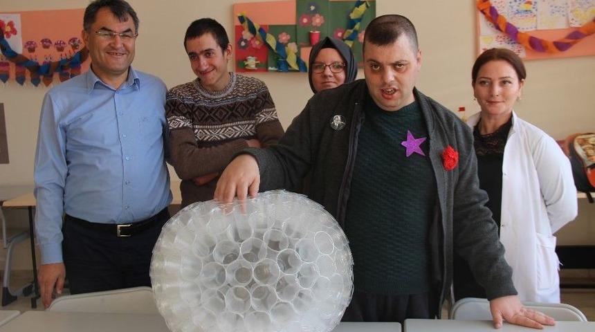 &Ccedil;iftelerde Zihinsel Engelli &Ouml;ğrencilerden Bardaktan Top
