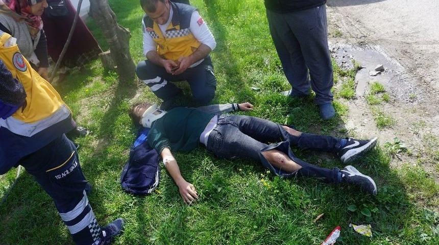 Elektrikli Bisiklet İle Otomobil &Ccedil;arpıştı: 2 &Ouml;ğrenci Yaralı