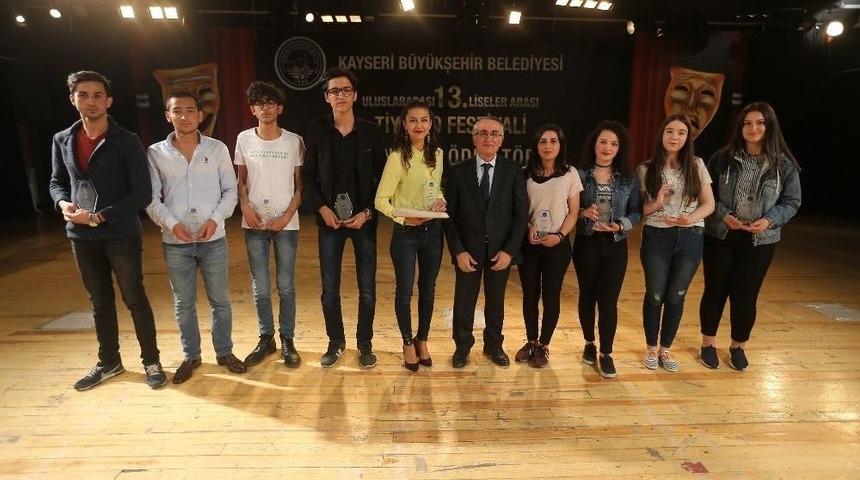 Sanat&ccedil;ı Adaylarına &Ouml;d&uuml;lleri Verildi