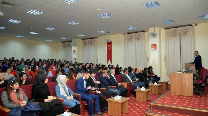 Vali B&uuml;y&uuml;kakın, &Uuml;niversite &Ouml;ğrencileriyle Bir Araya Geldi