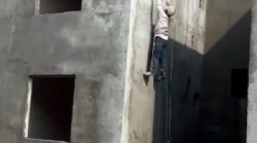 İskele Yere D&uuml;şt&uuml;, İş&ccedil;i Havada Kaldı