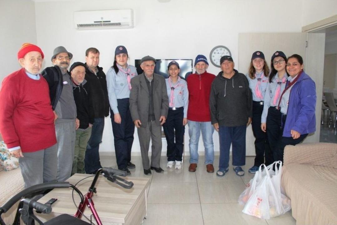 Z&uuml;beyde Hanımlı İzcilerden Yaşlılara Anlamlı Ziyaret