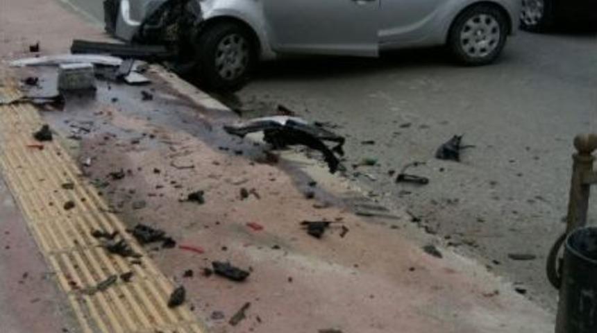 Otomobil Okul Servis Aracına Çarptı: 1 Yaralı