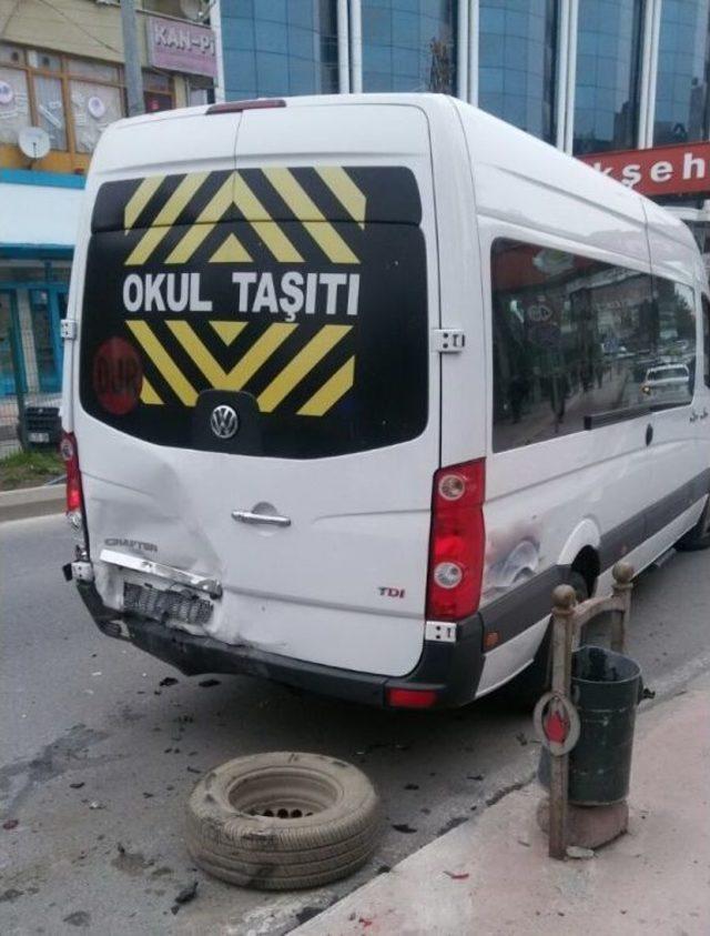 Otomobil Okul Servis Aracına Çarptı: 1 Yaralı