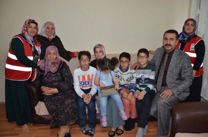 35 Yaşındaki Genç Anne, 12 Nüfusa Bakıyor G1