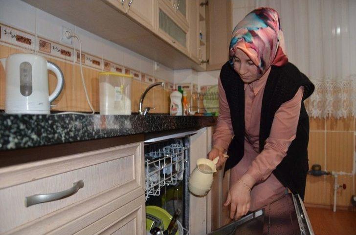 35 Yaşındaki Genç Anne, 12 Nüfusa Bakıyor G3