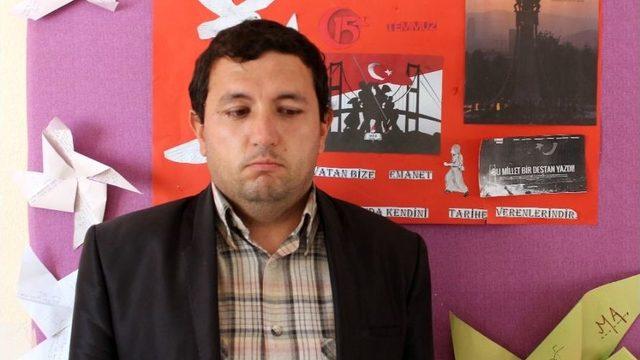 (özel Haber) Görmeyen Gözleriyle Öğrencilere Yol Gösteriyor