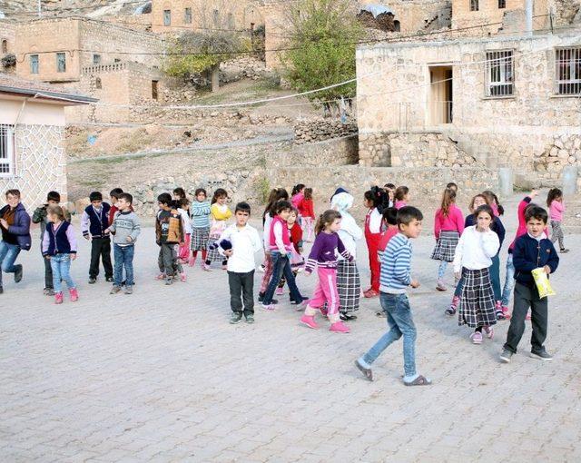 (özel Haber) Görmeyen Gözleriyle Öğrencilere Yol Gösteriyor