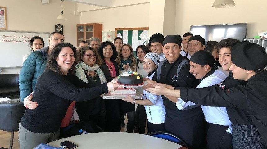 &Ccedil;eşme&rsquo;de &Ouml;d&uuml;ll&uuml; Gen&ccedil; Aş&ccedil;ılardan &Ouml;ğretmenlerine S&uuml;rpriz