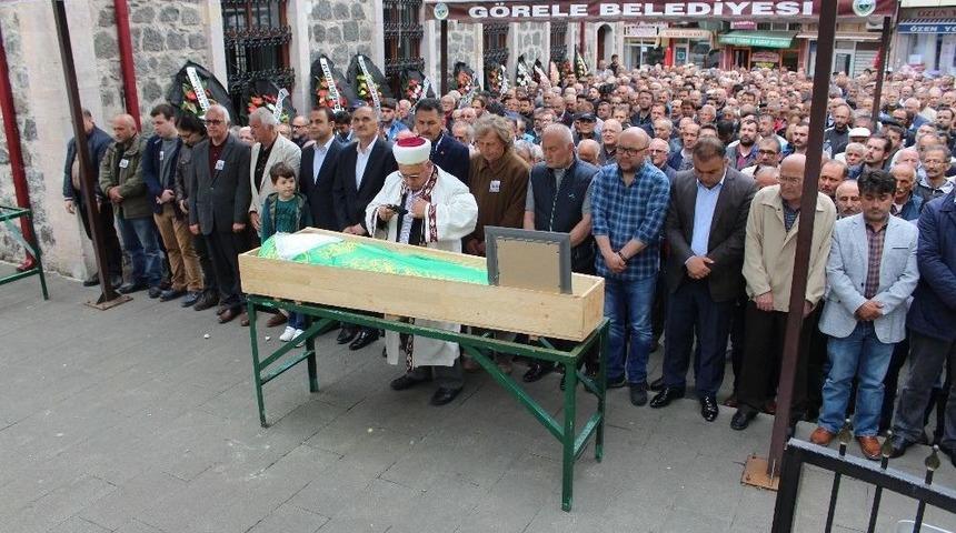 &Uuml;nl&uuml; S&ouml;z Yazarı Ahmet Ka&ccedil;ar, Giresun&rsquo;da Toprağa Verildi.