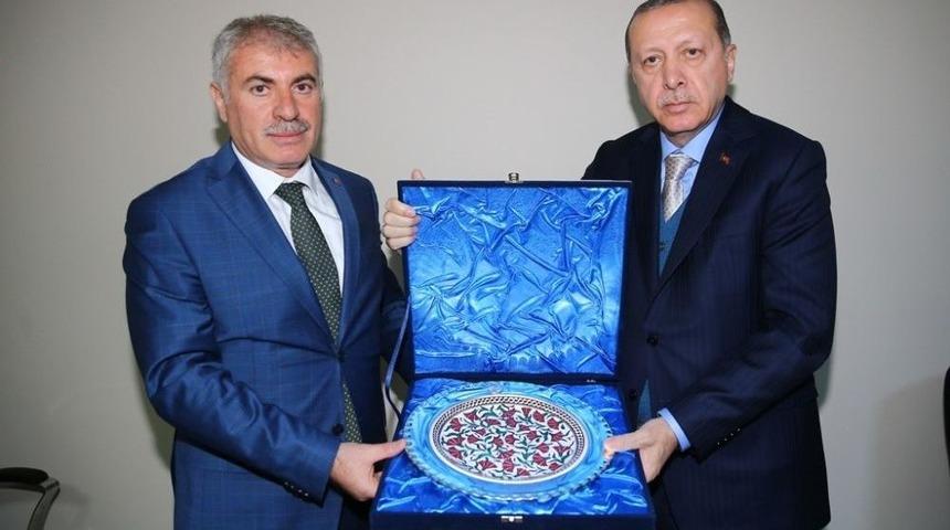 Cumhurbaşkanı Erdoğan&rsquo;dan Başkan Memiş&rsquo;e Plaket