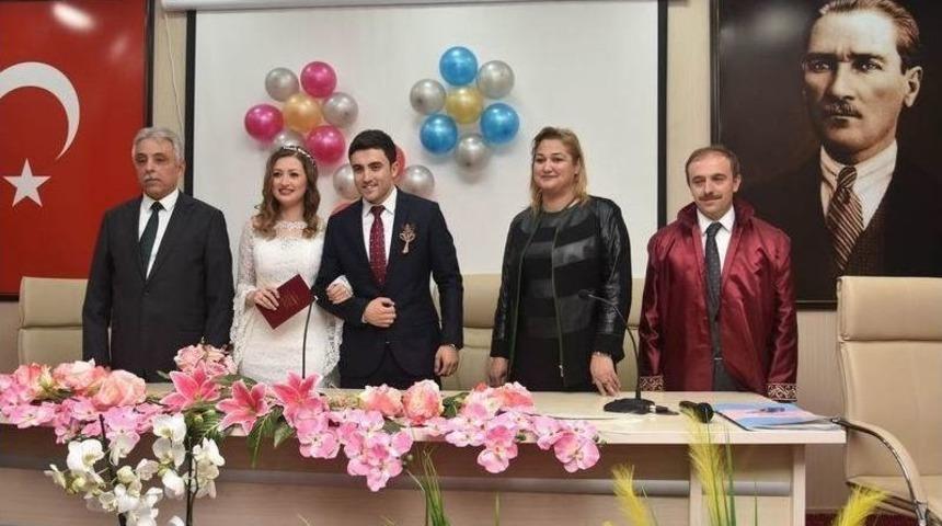 Vali Toprak Yar Ve Akpınar &Ccedil;iftinin Nikah Şahitliğini Yaptı