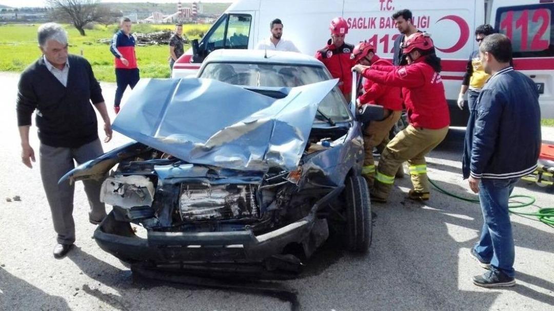 Ayvalık&rsquo;ta Trafik Kazası: 2 Yaralı