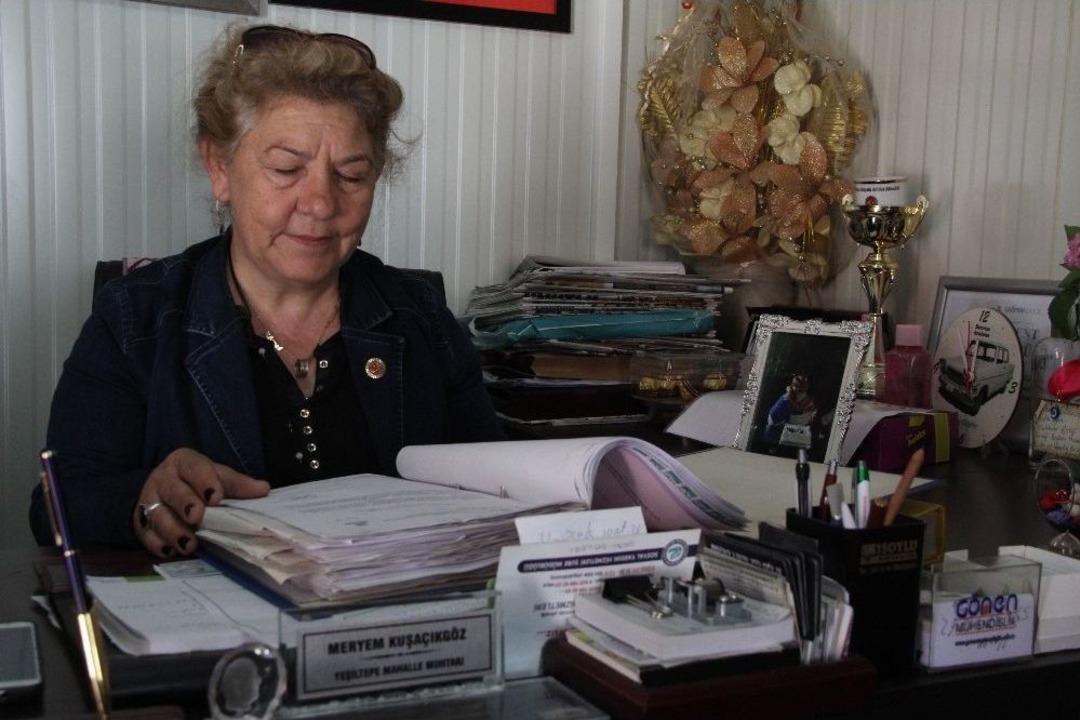 Hem Kendi &Ccedil;ocuklarının Hem De Mahallenin Annesi