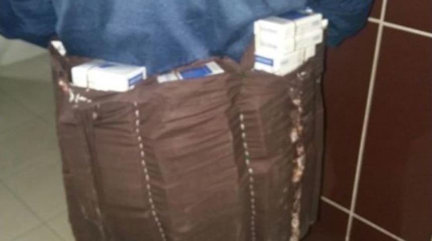 V&uuml;cuduna Kamufle Ettiği Ka&ccedil;ak Sigaralarla Yakalandı