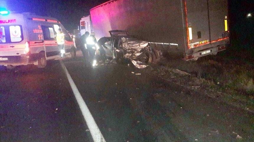 Manisa&rsquo;da Otomobil Tıra &Ccedil;arptı: 2 &Ouml;l&uuml;