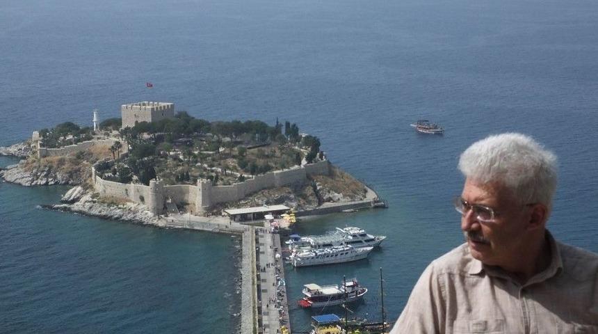 G&uuml;nd&uuml;z Muhasebeci, Gece Edebiyat&ccedil;ı