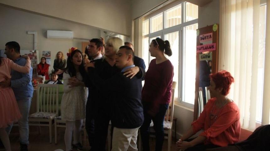 Ak Parti Marmaris Teşkilatından &lsquo;d&uuml;nya Mutluluk G&uuml;n&uuml;&rsquo; Etkinliği