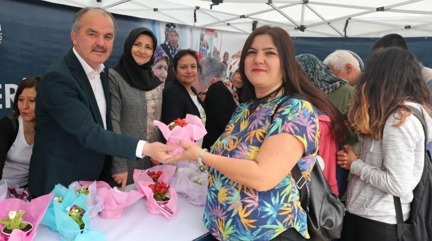 Başkan Gürlesin, Anneler Günü’nü Çiçek Dağıtarak Kutladı