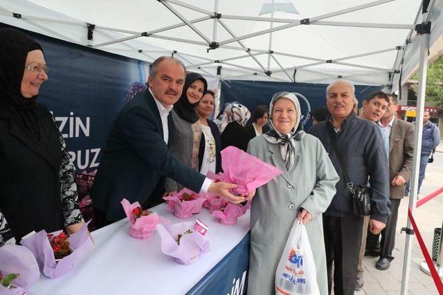 Başkan Gürlesin, Anneler Günü’nü Çiçek Dağıtarak Kutladı