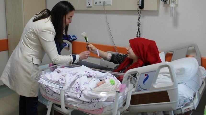 Başkan Yal&ccedil;ın Yeni Doğum Yapan Annelerin Anneler G&uuml;n&uuml;&rsquo;n&uuml; Kutladı