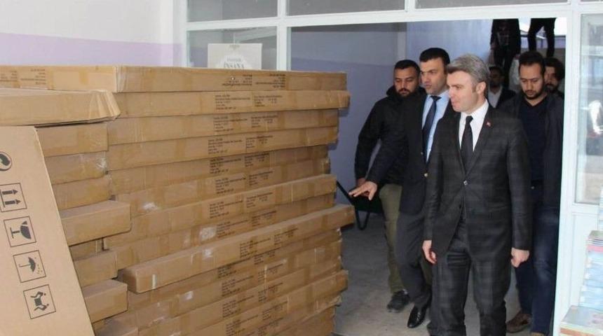 Kayyumdan İl&ccedil;edeki 33 Okula Spor Malzemesi Desteği